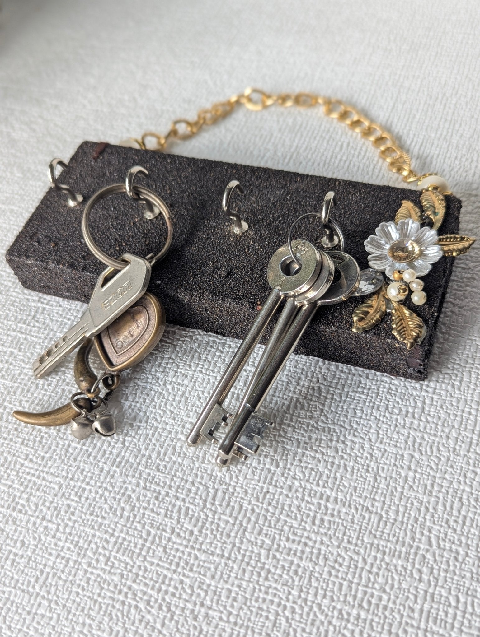 SandyHook Key Holder - 003 - Chitra Goenka Crafts & Creations